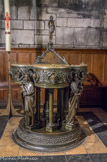 <center>Chapelle des Fonts Baptismaux. </center> Anciennement chapelle Saint Leonard. Fonts baptismaux avec statuette de saint Jean-Baptiste, effigies des douze apôtres et statues des quatre évangélistes par Louis Bachelet, bronzier (1860) d'après les dessins d'Eugène-Emmanuel Viollet-le-Duc, architecte.