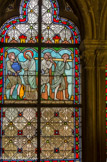 <center>Vitraux de la Sacristie du Chapitre. </center> Sainte Geneviève remplit miraculeusement les vases destinés aux bâtisseurs d’une chapelle.