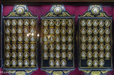 <center>La salle capitulaire. </center> Collection de 258 camées à l’effigie de tous les papes depuis saint Pierre jusqu’à Pie IX.