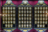 <center>La salle capitulaire. </center> Collection de 258 camées à l’effigie de tous les papes depuis saint Pierre jusqu’à Pie IX.