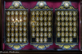 <center>La salle capitulaire. </center> Collection de 258 camées à l’effigie de tous les papes depuis saint Pierre jusqu’à Pie IX.