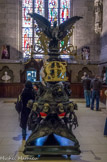 <center>Le Trésor de Notre-Dame. </center> Lutrin.
Bronze. P. Poussielgue-Rusand. Vers 1868. Ce grand lutrin à la baroque envolé est le chef-d’œuvre de l’architecte Viollet-le-Duc. Les représentations raisonnées comme le Tétramorphe et les 12 apôtres côtoient un végétalisme fantastique.