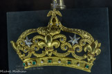 <center>Le Trésor de Notre-Dame. </center> Couronne. Or, brillants, émeraudes, rubis, perles fines. Mellerio. 1949. Offerte grâce à une souscription de fidèles mexicains en 1949 pour couronner la mosaïque de Notre-Dame de Guadalupe qui orne une chapelle de la nef.
