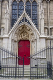 <center>Façade nord. </center> Le maître d’œuvre Pierre de Montreuil construisit cette petite porte sans trumeau, appelée pour des raisons évidentes « le portail rouge », vers 1270. Elle avait été commandée par Louis IX. Cette porte était réservée aux chanoines du chapitre, pour améliorer leur circulation entre Notre-Dame et l’« Enclos Cannonial », quartier de l’Île de la Cité réservé aux demeures des chanoines et situé au nord-est de la cathédrale entre le fleuve et cette dernière.