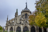 <center>Chevet de la cathédrale.</center> Le chevet est constitué par un demi-cercle situé dans la partie la plus à l’est de la cathédrale. Il correspond à l’abside de l’intérieur de l’édifice. Le chevet est la partie la plus ancienne du sanctuaire. Il fut bâti durant la première phase de construction, de 1163 à 1180.