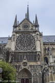 <center>Façade sud. </center> Commencé par Jean de Chelles en 1258, le portail Saint-Étienne fut terminé par Pierre de Montreuil. Au-dessus du portail se trouve un beau gable ajouré surmonté de la magnifique rosace sud de la cathédrale offerte par saint Louis. Comme sa sœur du nord, la rosace sud, voit son diamètre atteindre 13,1 mètres, et, si l’on y ajoute la claire-voie sous-jacente, la hauteur totale de la verrière atteint presque 19 mètres.