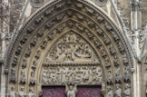 <center>Façade sud. </center> Le tympan du portail Saint-Étienne est occupé par des bas-reliefs qui racontent la vie du premier martyr chrétien, saint Étienne. Saint Étienne prêchant le christianisme et saint Étienne mené devant le juge au registre inférieur, la lapidation de saint Étienne et sa mise au tombeau au registre médian, et le Christ bénissant entouré de deux anges au registre supérieur. La triple voussure de l’Intrados de la porte est sculptée de pas moins de vingt et un martyrs, auxquels des anges offrent des couronnes. On retrouve là saint Denis sans tête, saint Vincent, saint Eustache, saint Maurice, saint Laurent avec son gril, saint Clément, saint Georges, et d’autres dont l’identité n’a pu être déterminée clairement.