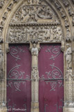 <center>Façade sud. </center> Le trumeau est occupé par une grande statue de saint Étienne, œuvre de Geoffroi-Dechaume exécutée au XIXe siècle.