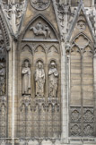 <center>Façade sud. </center> De chaque côté du portail trois statues d’apôtres, elles aussi modernes, destinées à remplacer celles fracassées pendant la Révolution.