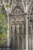 <center>Façade sud. </center> De chaque côté du portail trois statues d’apôtres, elles aussi modernes, destinées à remplacer celles fracassées pendant la Révolution.