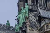 <center>Les douze apôtres.</center> La flèche est gardée par les statues, réalisées en cuivre repoussé, des 12 apôtres (disposées en quatre rangées — une à chacun des points cardinaux — de trois apôtres, ceux-ci étant placés les uns en dessous des autres). Chaque groupe d’apôtres est précédé par un animal symbolisant l’un des quatre évangélistes. Le bœuf pour Luc. Le 3ème, St Philippe.