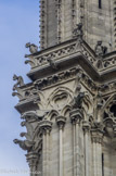 <center>Façade sud. </center> Les chimères  sont des statues fantastiques et diaboliques et souvent grotesques. Elles n’ont qu’un effet décoratif.