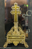 <center>Le Trésor de Notre-Dame. </center> Croix de la Princesse Palatine. La croix reliquaire à double traverse présente un intérêt exceptionnel. Elle abrite en effet l'œuvre la plus ancienne du trésor : une croix d'or renfermant un fragment insigne du bois de la vraie Croix. Au revers, une inscription en grec indique que la relique appartenu à Manuel Commène, probablement Manuel Ier, empereur deTrèbizonde au milieu du XIIIe siècle. Cette relique fut remise par Jean Casimir Wasa, roi de Pologne, à sa belle-sœur Anne de Gonzague, Princesse Palatine, qui la légua 1683 à l'abbaye de Saint-Germain-des-Prés.
Dépourvu de son reliquaire, la croix sauvée à la révolution fut déposée en 1828 au  trésor de Notre-Dame. Monseigneur de Quelen, archevêque de Paris de 1821 à 1839, commenda à l'orfèvre parisien Jean-Pierre Famechon un nouveau reliquaire dont le socle contient la pointe d'un des clous de la passion, provenant également du trésor de l'ancienne abbaye de Saint-Germain-des-Prés.