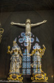 <center>La salle capitulaire. </center> Crucifix en ivoire, XVe-XVIe siècles. Statuettes reliquaires de ste Barbe et st Roch, bois argenté et doré, Suisse, XVIIIe siècle.