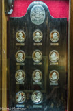 <center>La salle capitulaire. </center> Collection de 258 camées à l’effigie de tous les papes depuis saint Pierre jusqu’à Pie IX.