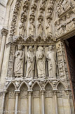 <center>Le portail de la Vierge. </center> Aux piédroits et aux faces latérales du trumeau, petits bas-reliefs représentant les travaux des mois chez le pauvre et chez le riche.