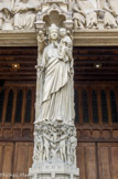 <center>Le portail de la Vierge. </center> Au trumeau, la Vierge à l’Enfant. La partie inférieure du trumeau, sous les pieds de la Vierge est ornée d’un superbe bas-relief en trois séquences représentant le passage d’Adam et Ève au jardin d’Éden ou paradis terrestre, et la tentation d’Adam suivie du péché originel. La seconde partie du bas-relief représente le péché originel. Le couple se trouve aux pieds de l’arbre de la connaissance du bien et du mal aux fruits défendus. Le diable a la forme d’une femme séduisante munie d’une longue queue de serpent. Il s’agit en fait de Lilith, personnage biblique absente de la bible canonique, mais présente dans les écrits rabbiniques du Talmud de Babylone.