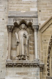 <center>Façade de Notre-Dame-de-Paris. </center>Statue de saint Etienne.