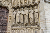 <center>Portail du Jugement Dernier. </center> A droite, Paul, Jacques le Majeur, Thomas, Philippe, Jude et Matthieu. Aux piédroits sous les grandes statues, deux rangées de bas-reliefs représentent les Vertus et les Vices.