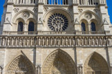 <center>Notre-Dame-de-Paris.</center>Sur cette façade, 28 statues représentent les rois de Juda et d’israël, ancêtres du Christ. Au-dessus de ces personnages, de part et d’autres de la façade, on trouve les statues d’Adam et Eve. Ces statues ont été refaites par Viollet-le-Duc au XIXe siècle.
