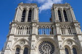 <center>Notre-Dame-de-Paris.</center>La rose, large de 9,60 m, la plus grande à l'époque (1220-1225), est flanquée de doubles fenêtres. Une belle galerie à jour faite d'arcatures relie les deux tours qui n'ont pas reçues les flèches prévues.