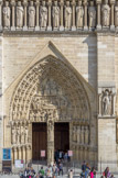 <center>Le portail de la Vierge. </center> Il retrace, selon la tradition de l’Eglise, la mort de Marie, sa montée au Paradis et son couronnement en tant que reine du Ciel. A droite, allégorie de l'Egise.