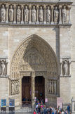 <center>Portail sainte Anne. </center> Son tympan est le remploi d’un tympan précédent fait une cinquantaine d’années plus tôt pour la cathédrale précédente (l’ancienne cathédrale Saint-Etienne). Dans les niches, les deux statues sont, à droite, saint Denis et à gauche, la Synagogue.