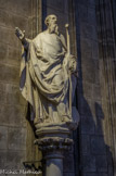 <center>Le transept. </center> Statue de saint Denis. Premier évêque de Paris (après 250). Nicolas Coustou, sculpteur. 1722.
