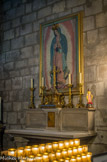 <center>Chapelle Notre-Dame De Guadalupe (Mexique). </center> « Notre-Dame de Guadalupe » vénérée depuis 1531 dans la basilique éponyme à Mexico reproduction en mosaïque offerte en 1949 par le gouvernement mexicain par l'Ateliers de mosaïque du Vatican.
Couronne offerte en 1949 par les fidèles mexicains (l'originale est conservée dans le Trésor de la cathédrale par Mellerio, orfèvre).