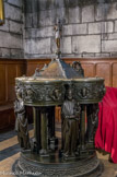 <center>Chapelle des Fonts Baptismaux. </center> Anciennement chapelle Saint Leonard. Fonts baptismaux avec statuette de saint Jean-Baptiste, effigies des douze apôtres et statues des quatre évangélistes par Louis Bachelet, bronzier (1860) d'après les dessins d'Eugène-Emmanuel Viollet-le-Duc, architecte.