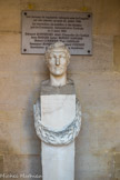 <center>L'Institut de France.</center>Statue de Volney (1757-1820). Constantin-François Chassebœuf de La Giraudais, comte Volney, dit Volney, né le 3 février 1757 à Craon en Anjou et mort le 25 avril 1820 à Paris, est un philosophe et orientaliste français. Il fut nommé par le Directoire le 6 décembre 1795 membre de l'Institut dans la classe des Sciences morales et politiques.