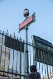 <center></center><center>Candélabre Val d'Osne. </center> Le mât Val d'Osne posé à l'entrée de cette station a été créé dans les années 1920 pour mieux signaler et éclairer les entrées de métro grâce à un globe blanc éclairé la nuit. Encore très ouvragé, il est entouré d'une frise en fer forgé, mais l'abréviation Métro en caractères coupés remplace déjà le Métropolitain des entourages Art nouveau créés en 1900 par Hector Guimard. 
Son nom, Val d'Osne, provient du fondeur qui en assurait la fabrication. Il sera suivi dès 1924 d'un candélabre plus Simple dessiné par Dervaux. Puis, à partir des années 1950, par des totems qui rappellent les antennes radio, jusqu'au célèbre M jaune des années 1970.
Les mâts Val d'Osne ont presque tous disparu aujourd'hui.