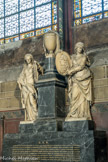 <center></center><center>Eglise Saint-Germain-des-Prés. </center> Transept sud. Le monument funéraire en marbre d'Olivier et de Louis Castellan, accompagné de deux statues féminines représentant la Fidélité et la Piété. Œuvre de François Girardon, il date de 1683. L’image des défunts est ici réduite à des portraits en médaillon tenus par les deux allégories.