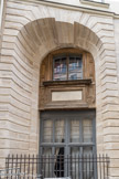 <center></center><center>Ancien collège des Grassins. </center> Des bâtiments démantelés pour permettre, en 1844, l'ouverture de la rue de l'Ecole polytechnique, subsiste cette porte du XVIIe siècle.