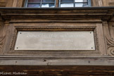 <center></center><center>Ancien collège des Grassins. </center> Fondé en 1569 par un conseiller au Parlement du, nom de Pierre Grassin, il est à l'origine prévu pour abriter dix-huit boursiers originaire du diocèse de Sens ; un siècle de prospérité lui permet de devenir l'un des établissements les plus importants de la montagne - Sainte-Geneviève, et l'un des dix grands collèges de l'Université de Paris. Ses premiers bâtiments sont édifiés grâce à Thierry -Grassin, frère du fondateur, qui acquiert une partie de l'ancien hôtel d'Albret et deux maisons voisines, rue des Sept-Voies (actuelle rue Valette). Quatre autres s'y: ajoutent peu après, et la chapelle dédiée à la Vierge est consacrée en 1578 par l'évêque de Digne. Au début du XVIIIe siècle le Parlement doit intervenir pour mettre un terme aux dettes accumulées, mais sa renommée se maintient : Chamfort y est élève .en 1755.