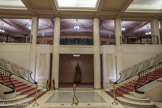 <center>Théâtre des Champs-Élysées.</center>Les poteaux porteurs,en béton armé, sont majestueusement visibles dans le hall. Le XXème siècle en sera rempli, par Auguste Perret lui-même, par Le Corbusier, et par leurs émules dans le monde entier, jusqu’à Oscar Niemeyer.