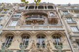 <center>Immeuble Art Nouveau</center>L’immeuble Lavirotte. La devanture de l’immeuble Lavirotte se dresse dans l’asymétrie la plus totale, avec ses lignes courbes irrégulières. Si l’on étudie bien sa construction, on remarque que les quatre travées de l’édifice sont parfaitement déséquilibrées : au 3e étage, on aperçoit une fenêtre ovale légèrement avancée allant complètement à contre-courant des autres fenêtres plutôt rectangulaires et davantage en retrait