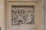 <center>Bas-relief.</center>La Magistrature (1837). Charles-François Lebœuf dit Nanteuil (1792-1865).  Un magistrat bravant le poignard d'un assassin.