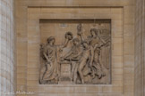 <center>Bas-relief.</center>- à droite,  le « dévouement patriotique », sculpté par A.-D. Chaudet en 1793, sculpteur et peintre français de style néoclassique (1763-1810. Guerrier mourant pour la Patrie sur le champ de bataille. Le  guerrier à l’agonie est accompagné des allégories de la patrie, la force et la gloire.
