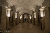<center>Le Panthéon.</center>Conçue par Soufflot pour accueillir les défunts de la congrégation de chanoines réguliers de l’abbaye Sainte-Geneviève, la crypte a conservé sa fonction funéraire malgré sa laïcisation. Elle accueille depuis la Révolution les corps de Grands Hommes qui ont servis et fait rayonné la France. Elle est conçue sur le même plan en croix grecque que la nef. Son espace recouvre toute la surface de l’édifice. Sans être totalement en sous-sol, elle s’ouvre sur des fenêtres donnant sur l’extérieur dans sa partie haute. Elle est constituée de quatre galeries situées sous chacun des bras de la nef. L’entrée dans la crypte se fait par une salle ornée de colonnes doriques.  Au centre du bâtiment, un espace circulaire voûté correspond à la partie sous le dôme.