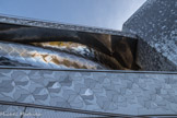 <center></center><center>Philharmonie de Paris</center> La couverture de la Philharmonie se compose de quelque 340 000 oiseaux, répartis en 7 géométries et quatre teintes différentes. 265 000 oiseaux en tôle d’aluminium sont posés en bardage sur les façades pour figurer un grand envol. Le projet compte sept géométries et quatre teintes d'oiseaux différentes.