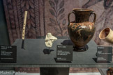 <center></center><center>Le Musée de la Musique.</center>Flûte en os de vautour. Anonyme. Fouilles du site de l’abri du Veyreau, Aveyron Vers 2500 avant J.- C.
Terre cuite. Anonyme. Fouilles Roman Ghirsham Suse, capitale de l’Elam, Iran XIVe siècle avant J.-C.
Amphore. Anonyme. Athènes. 4e quart du Vie siècle avant J.C.