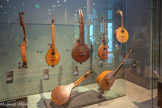 <center></center><center>Le Musée de la Musique.</center>Les cistres.
Le cistre existait déjà à la fin du Moyen Âge.
Ses quatre (France, Angleterre) ou six (Italie) paires de cordes métalliques sont pincées par un plectre.
Sa sonorité est brillante et son décor souvent soigné. Plus facile à jouer que le luth dont le répertoire est proche (danses, transcriptions de musiques profanes et sacrées notées en tablature), il convient aux amateurs de la bourgeoisie urbaine.
En déclin à la fin du XVIIe siècle, il connaît un regain de faveur en France et en Angleterre à la fin du XVIIIe siècle. La guitarra portugaise, accompagnatrice obligée du fado, en est l’actuelle descendante.