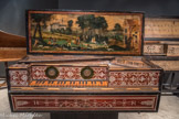 <center></center><center>Le Musée de la Musique.</center>Virginale. Hans Ruckers (vers 1550-1598). Anvers 1583.
Les médailles représentant Catherine de Médicis et Diane de Poitiers sont probablement des copies de médailles originales.