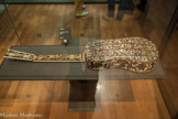 <center></center><center>Le Musée de la Musique.</center>Aux origines de la guitare.
Il existe en Espagne à la fin du XVe siècle deux types de vihuelas (instruments à cordes à caisse en forme de 8) : celles jouées à l’archet, qui évoluent ensuite vers les violes et violons, et celles jouées aux doigts (ou au plectre), dites vihuelas de mano, qui donnent naissance à la guitare. Au XVIe siècle, cette dernière colonise rapidement la France et l’Italie.
Au XVIIe siècle, elle est montée de cinq paires de cordes, avec un dos plat ou bombé comme le luth.
Le plus souvent employée pour accompagner le chant ou la danse, la guitare engendre un riche répertoire solo noté en tablature.
Guitare. Hans Christoph Fleischer. Hambourg 1684.