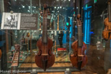 <center></center><center>Le Musée de la Musique.</center>La basse de viole et ses virtuoses
À la fin du XVII* siècle, te basse de viole s’impose en France. Un bridant répertoire soliste fait le renom de virtuoses comme Marin Marais, Forqueray et Sainte-Colombe, à qui Ton attribue l'ajout d’une septième corde et l'usage des premières cordes filées (un fil de métal alourdit la corde pour améliorer les graves).
La basse de viole est également utilisée comme instrument de continuo (ou accompagnement) aux côtés du théorbe et du clavecin. Au XVIIe siècle, malgré l'intérêt que suscitent certains types de violes (dessus, pardessus et quinton), elle cède sa place au violoncelle. Dessus de viole à gauche. Nicolas Bertrand ( ? – 1725). Paris, 1721.
Pardessus de viole à droite. Nicolas Bertrand ( ? – 1725). Paris, 1714.