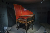 <center></center><center>Le Musée de la Musique.</center>Les clavecins français
Au XVIIIe siècle, la facture française de clavecins s’affirme de façon décisive.
Les facteurs parisiens Blanchet contribuent à donner aux instruments leurs caractéristiques sonores : tenue de son, douceur et équilibre. Ils sont aussi réputés pour le « ravalement» des clavecins flamands, opération consistant à agrandir la caisse pour augmenter l’étendue musicale.
Parmi les facteurs d'origine allemande installés à Paris, Vater et Hemsch construisent des clavecins très appréciés des musiciens et des amateurs éclairés.
Dans la seconde moitié du siècle, Pascal Taskin propose plusieurs innovations techniques destinées notamment à diversifier le son des instruments.

Clavecin. Antoine Vater (1689-après 1759). Paris l732. 
Le clavecin, dans un état proche de l’origine, témoigne de l’évolution de la facture française du début du XVIIIe siècle par son étendue de soixante notes et ses traits de facture flamande. Il possède quelques caractéristiques allemandes en raison de l’origine de Vater.