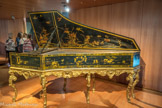 <center></center><center>Le Musée de la Musique.</center>Clavecin. Jean-Claude Goujon / Jacques Joachim Swanen. Paris Avant 1749 / 1784.
La vogue des clavecins flamands était telle que l’on a construit des instruments neufs « façon de Flandres ». Une fausse signature Ruckers a été apposée sur ce clavecin, alors que la signature de Goujon se trouve dans la caisse.