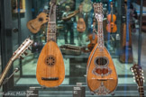 <center></center><center>Le Musée de la Musique.</center>Les mandolines
Elles ont pour origine l’ancienne mandore, de la famille des luths. Au XVIIIe siècle, coexistent la mandoline milanaise à six paires de cordes en boyau, pincées avec les doigts, et la mandoline napolitaine, plus récente, à quatre cordes doubles en boyau puis en métal, pincées au plectre.
Cette dernière est très en vogue à Paris à la fin du siècle, autant chez les amateurs qu’en concert.
À la fin du XIXe siècle se constituent de véritables orchestres de mandolines, les estudiantinas, comprenant plusieurs tailles (soprano, ténor et basse) dont le répertoire se compose d’airs populaires et classiques. A gauche, mandoline milanaise, à droite, napolitaine.