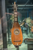 <center></center><center>Le Musée de la Musique.</center>Mandore. Anonyme. Italie XVIIe siècle.
La mandore, très appréciée au XVIe siècle, est le plus petit instrument de la famille des luths.